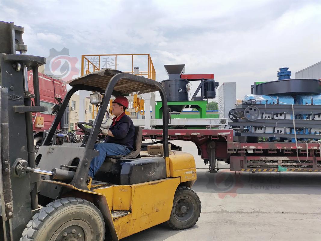 深耕有机肥设备制造，郑州腾科机械提供喂料机与翻堆机全套解决方案